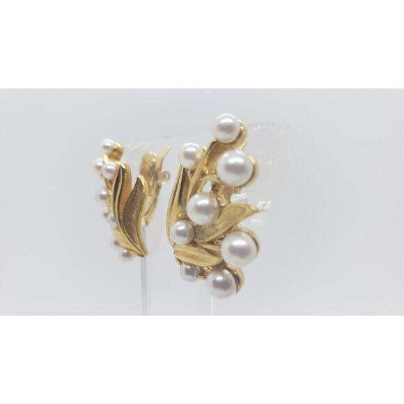 Vintage Trifari Clip On Earrings Gold Tone Faux Pearl Leaf Cluster Signed - Picture 4 of 11